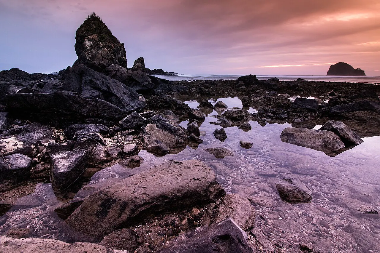 Diguisit Beach & rock formations